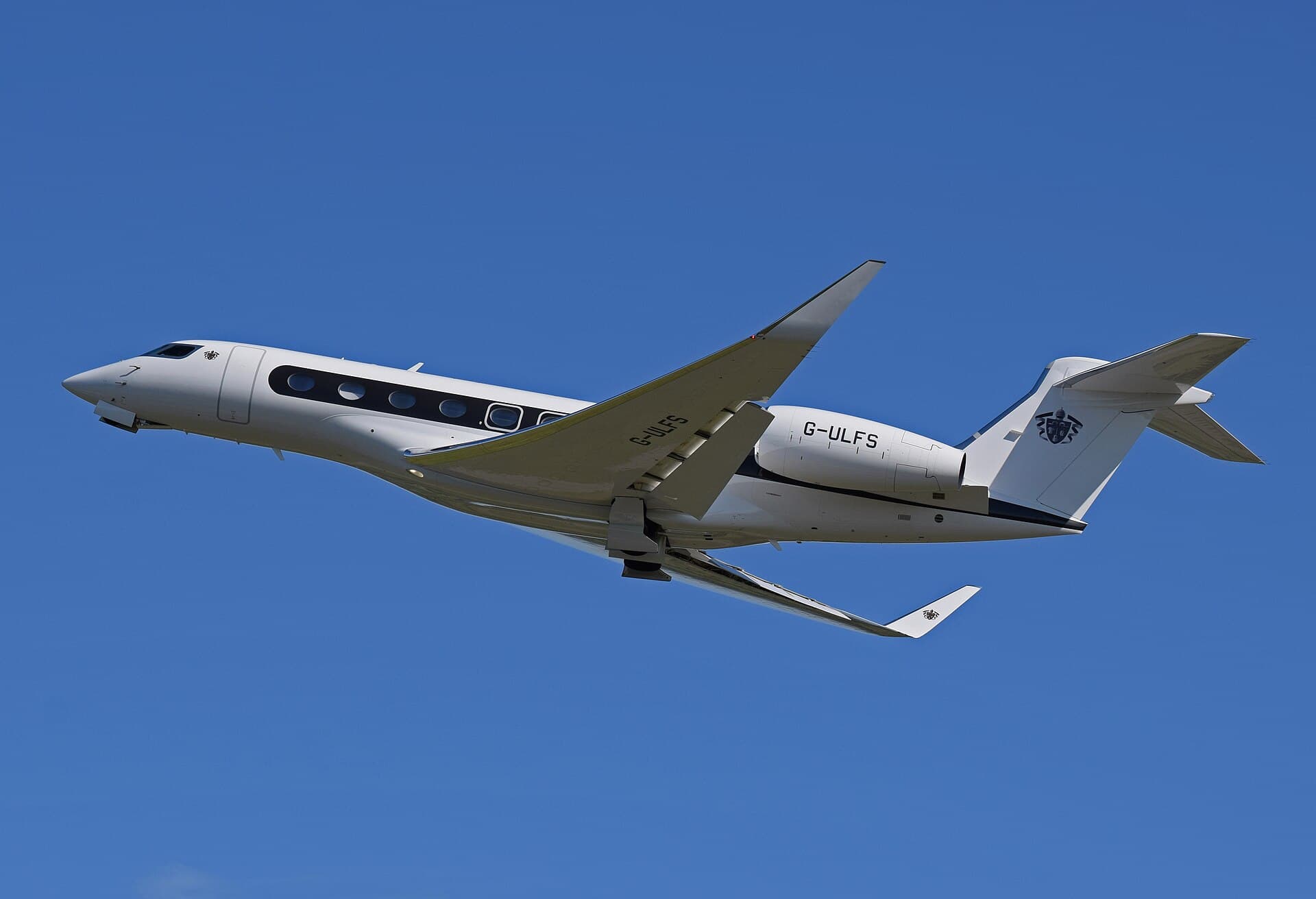 Бизнес-джет Gulfstream G650 в наборе высоты