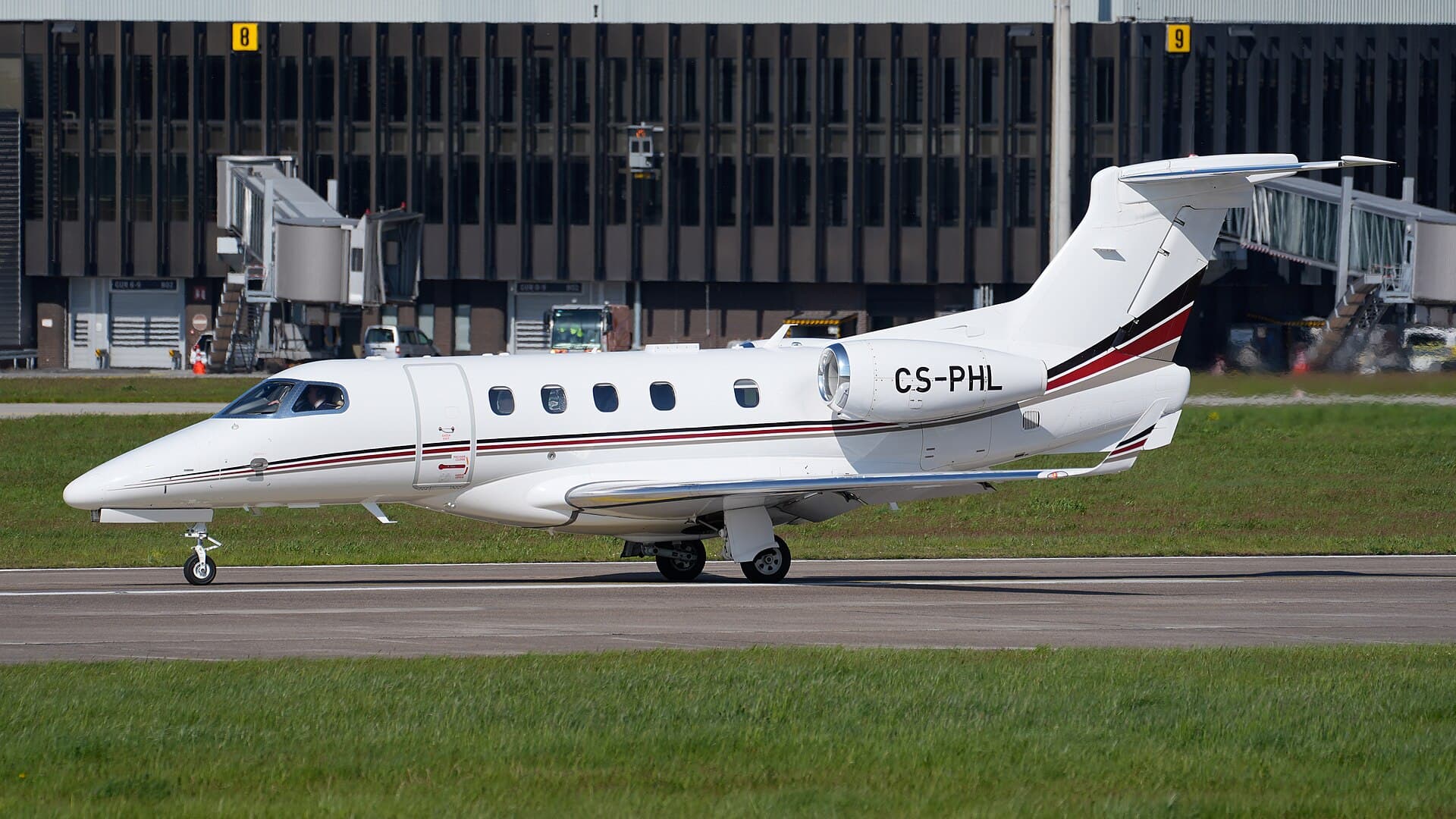 Лёгкий бизнес-джет Embraer Phenom 300